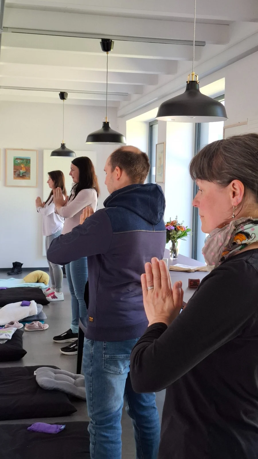 Teilnehmende bei einer angeleiteten Qi-Gong-Übung im Stehen